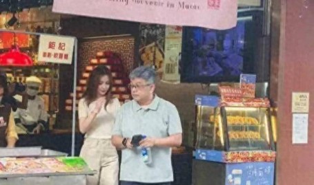 落毛的凤凰不如鸡!杨颖近况曝光穿着朴素为小店站台令人唏嘘黄晓明娱乐吃瓜视频播放