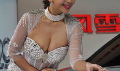 美女露出胸  的视频