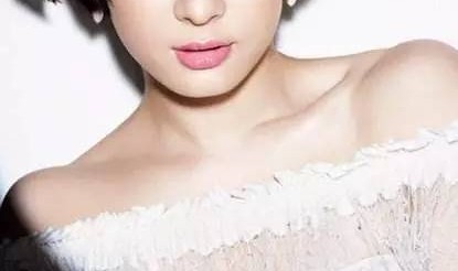 (黄晓明晒与母亲看游神画面疑叶珂挺孕肚现身两人相干破冰?)及向佐真懂浪漫!幼大年夜送郭碧婷豪车坐衣帽间亲身为妻子涂口红?黄晓明福州过年身边竟浮现怪异大肚妊妇
