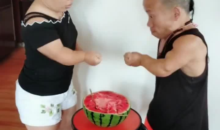 网红夫妻吃瓜图片,吃瓜群众热议背后的真相