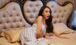 大胸美女黄是免费,展现自信魅力，轻松穿出时髦范