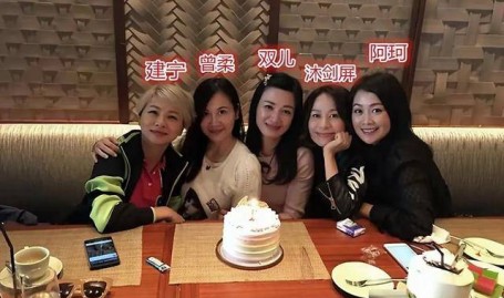 217号文娱圈八卦吃瓜爆料:张艺兴、华晨宇、杨幂、张译、何炅(文娱圈别离脚本悠久比电视剧更狗血王玉雯杨玏五年情断) ,66岁富豪爱得如火34岁网红女友携手激吻豪掷百万!(免费挑码辅佐官网幼appV1)