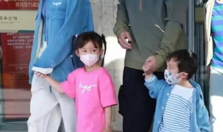 跑男西安录制惊现全家桶郑恺带娃撕名牌！苗苗素颜牵娃引争议！2025年6月6日娱乐吃瓜酱的贴纸